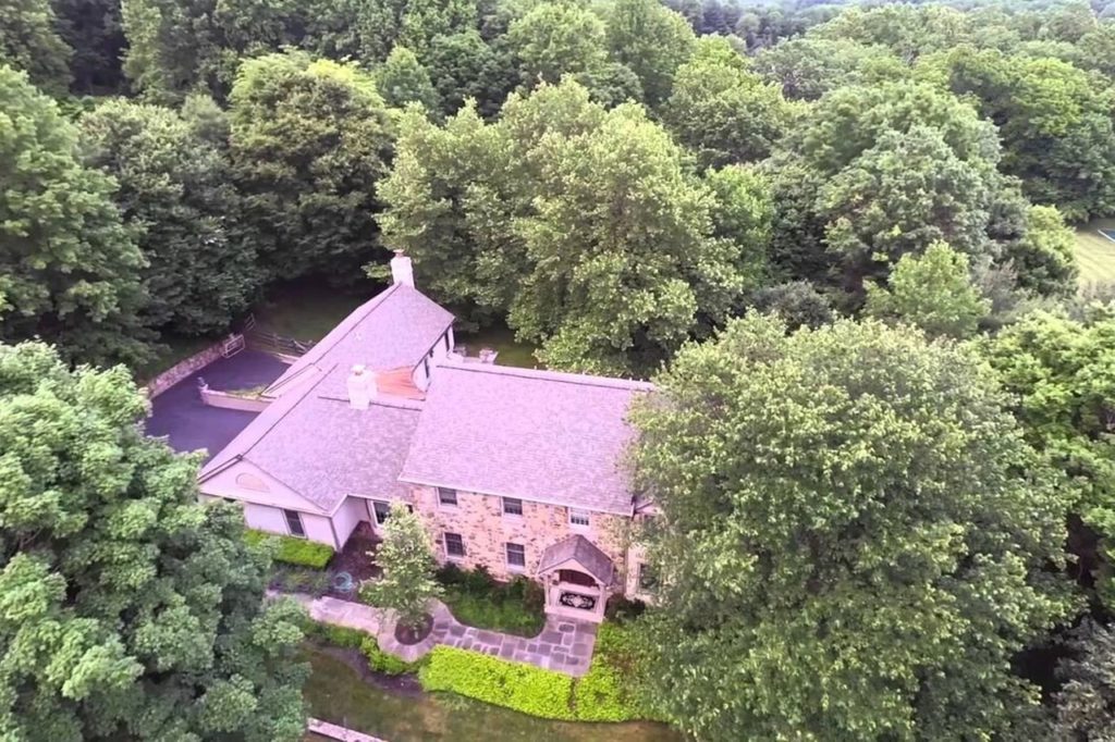 Delaware County house before CertainTeed Independence Shingles installed